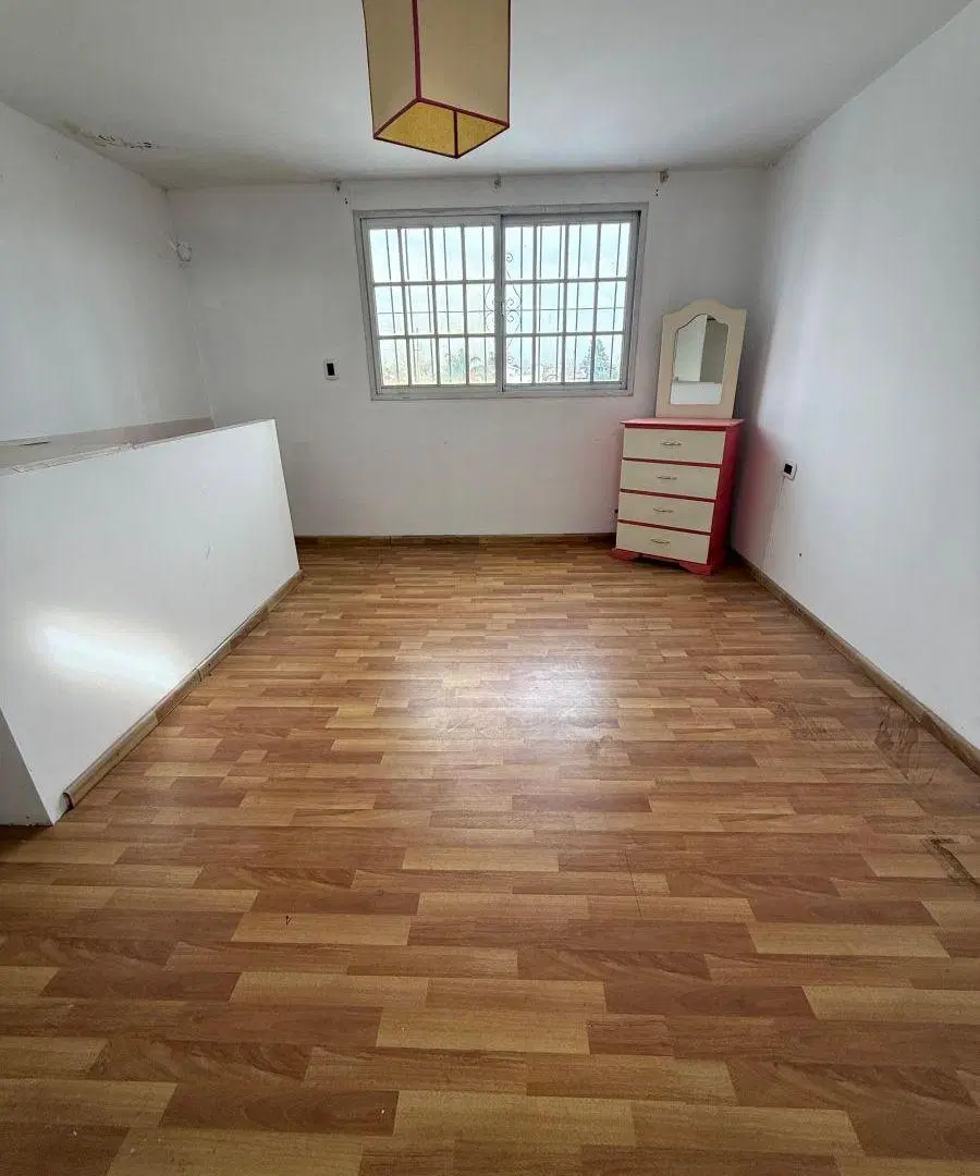 Departamento al frente en primer piso en alquiler – Calle 137 esq 80, Los Hornos 8