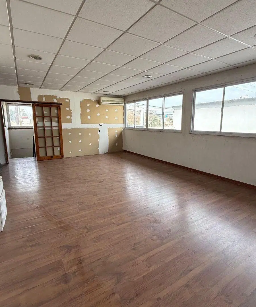 Departamento al frente en primer piso en alquiler – Calle 137 esq 80, Los Hornos 3