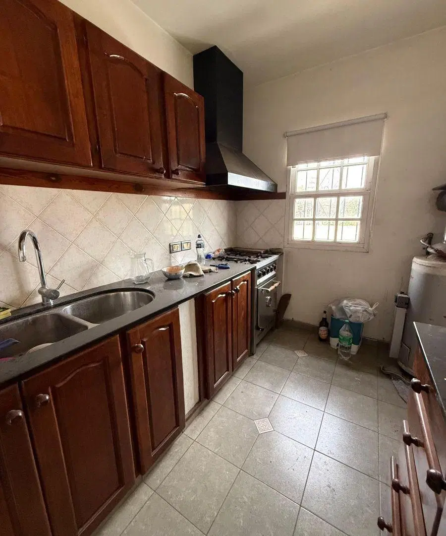 Departamento al frente en primer piso en alquiler – Calle 137 esq 80, Los Hornos 4