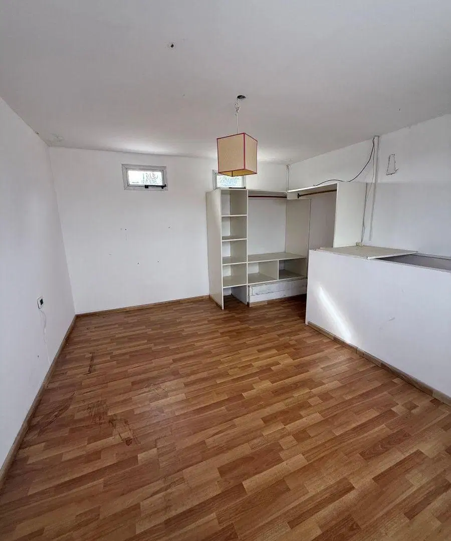 Departamento al frente en primer piso en alquiler – Calle 137 esq 80, Los Hornos 5
