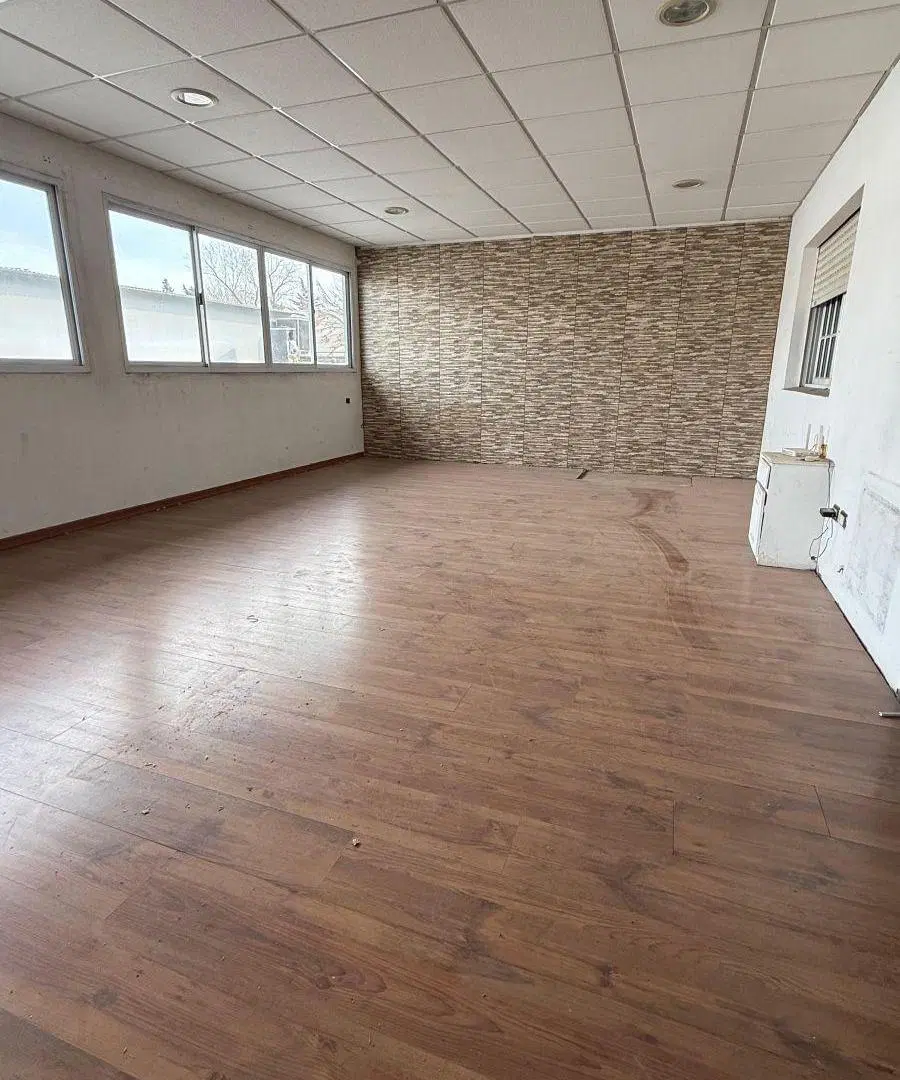 Departamento al frente en primer piso en alquiler – Calle 137 esq 80, Los Hornos 2