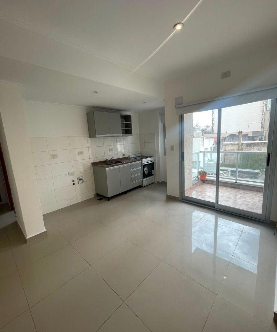 Foto de HERMOSO 2 AMBIENTES CON BALCÓN AL CONTRAFRENTE Y PATIO EN EXCELENTE, imagen 5
