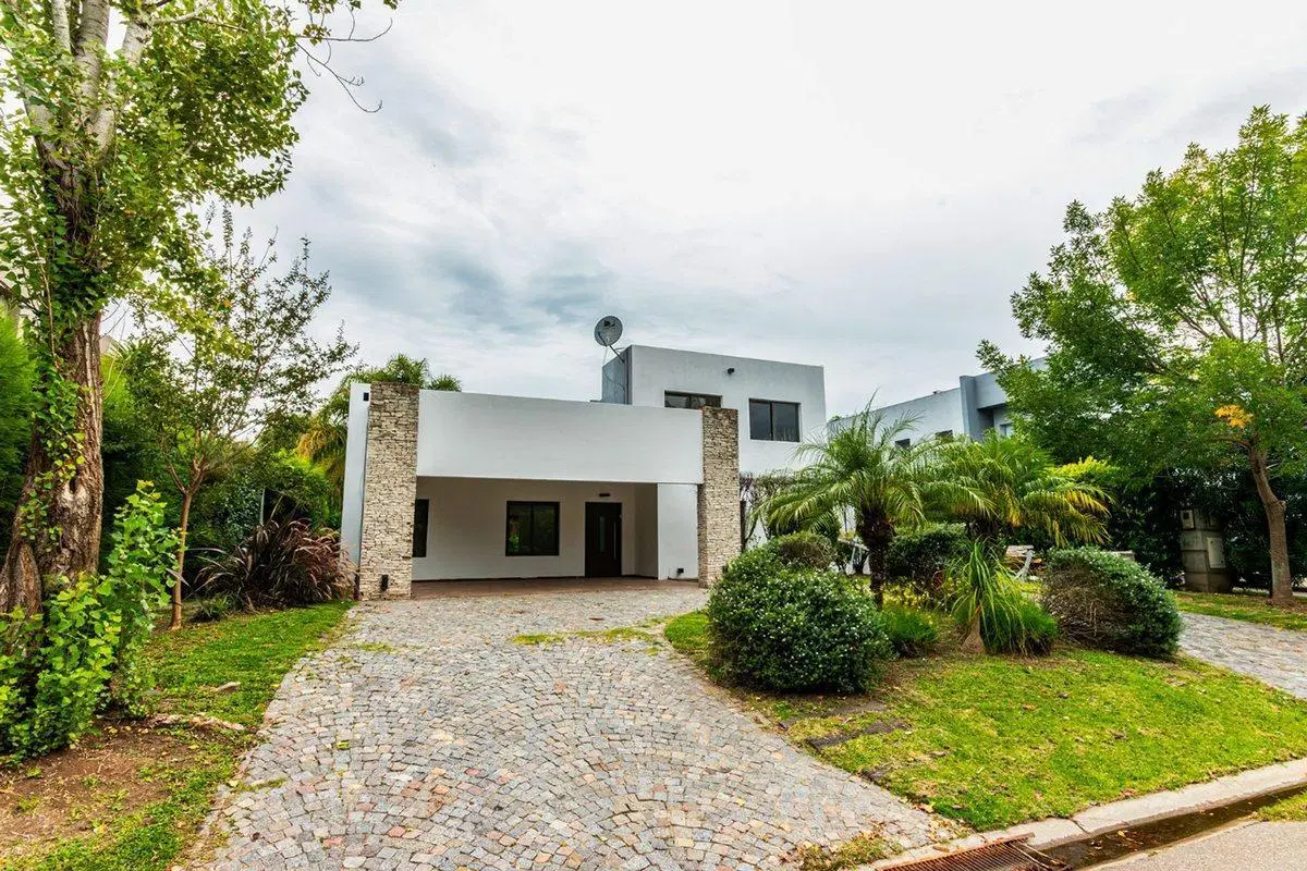 VENTA CASA CON PILETA Y PARQUE FINCAS DE IRAOLA 2 2