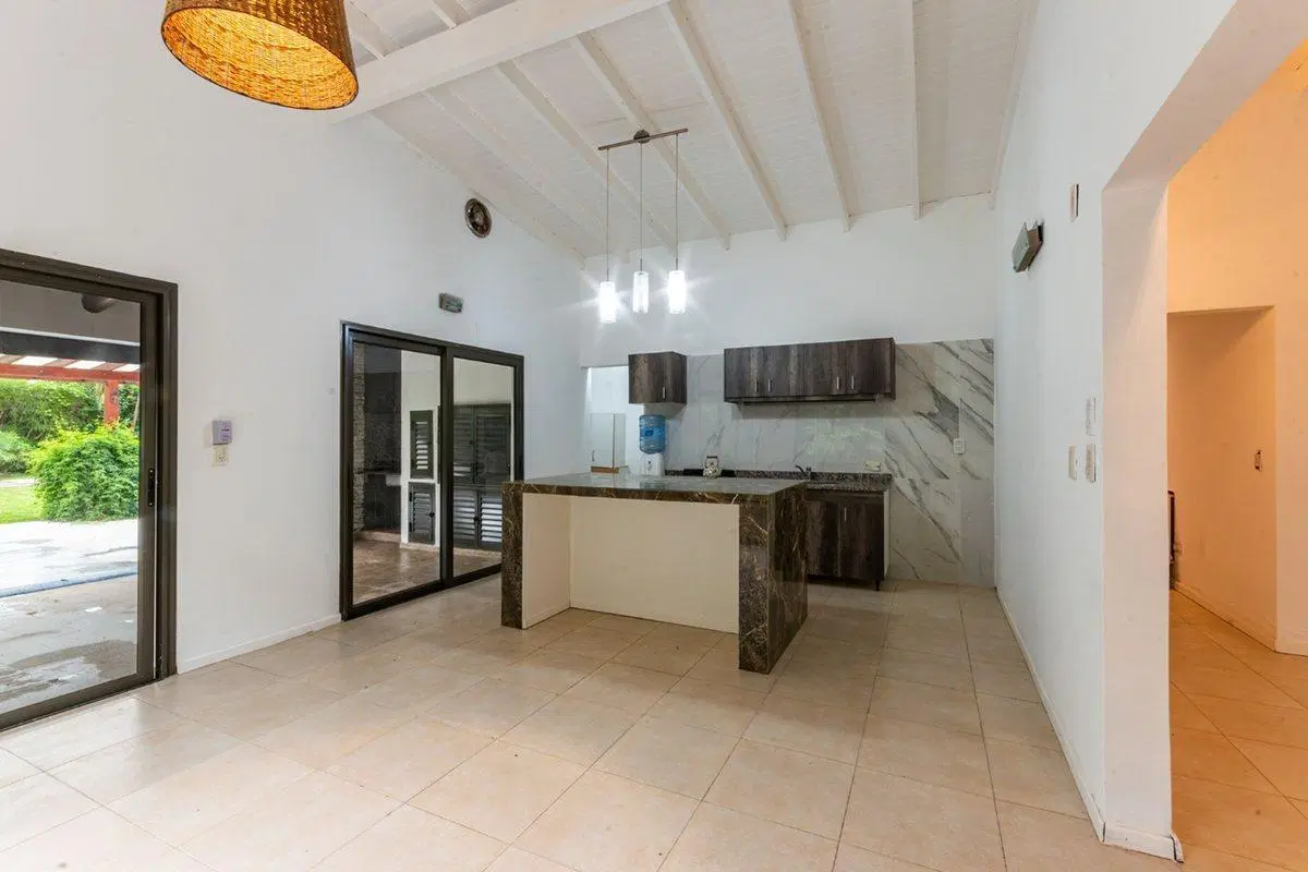 VENTA CASA CON PILETA Y PARQUE FINCAS DE IRAOLA 2 4