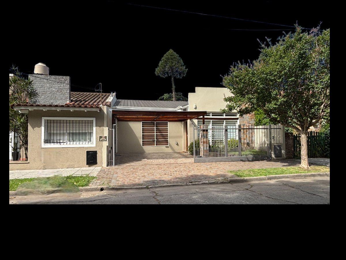 VENTA VILLA SARMIENTO CASA 4 AMB JARDIN PILETA