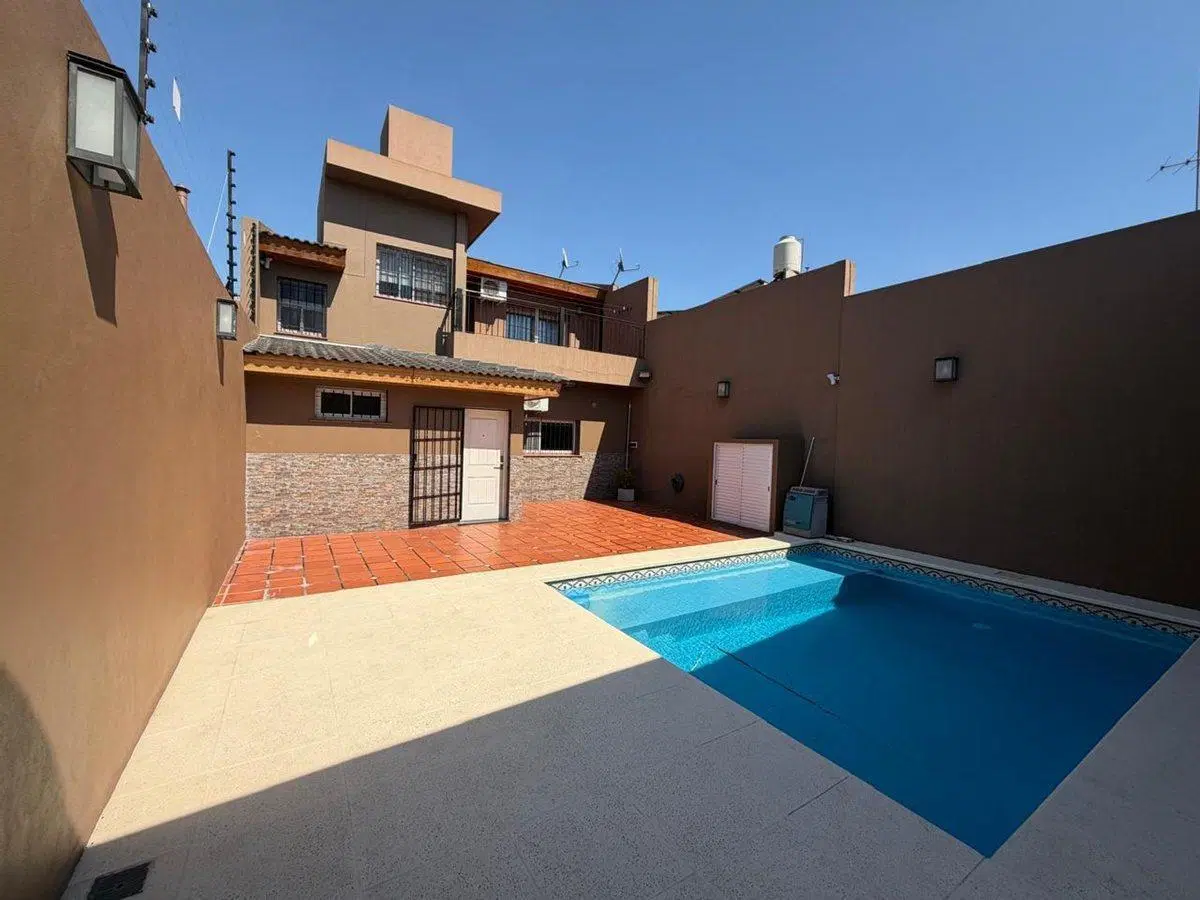 CASA EN VENTA CIUDADELA 4 AMBIENTES CON PILETA 5