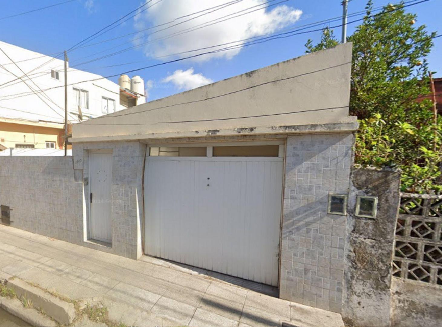 VENTA casa 2 dormitorios living comedor AVELLANEDA