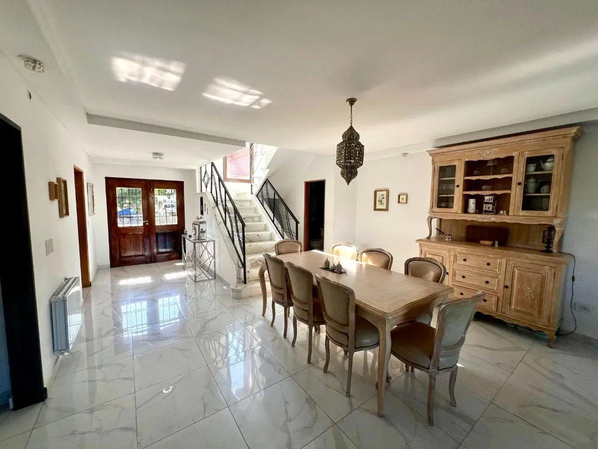 VENTA CASA NUEVO QUILMES 8 AMBIENTES A LA LAGUNA 4
