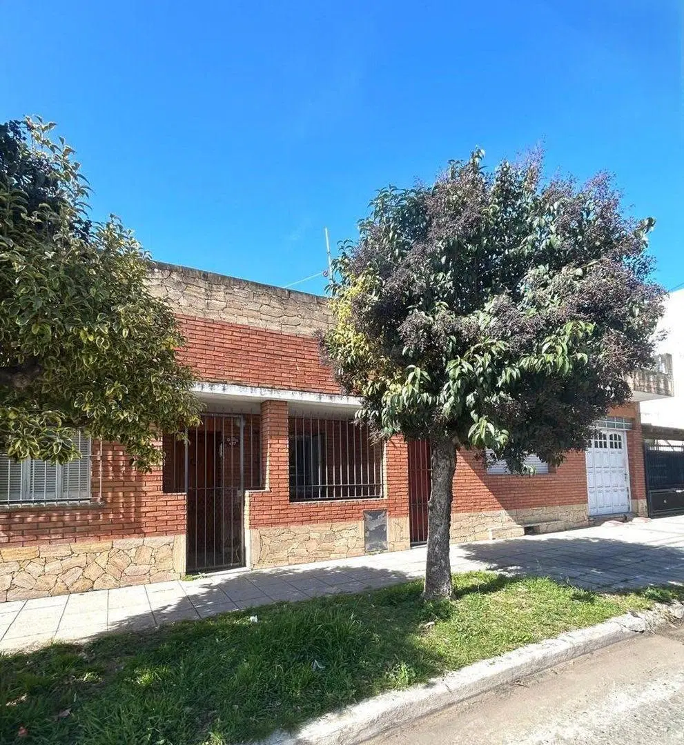 VENTA CASA 5 AMB CON PATIO Y COCHERA EN QUILMES 4