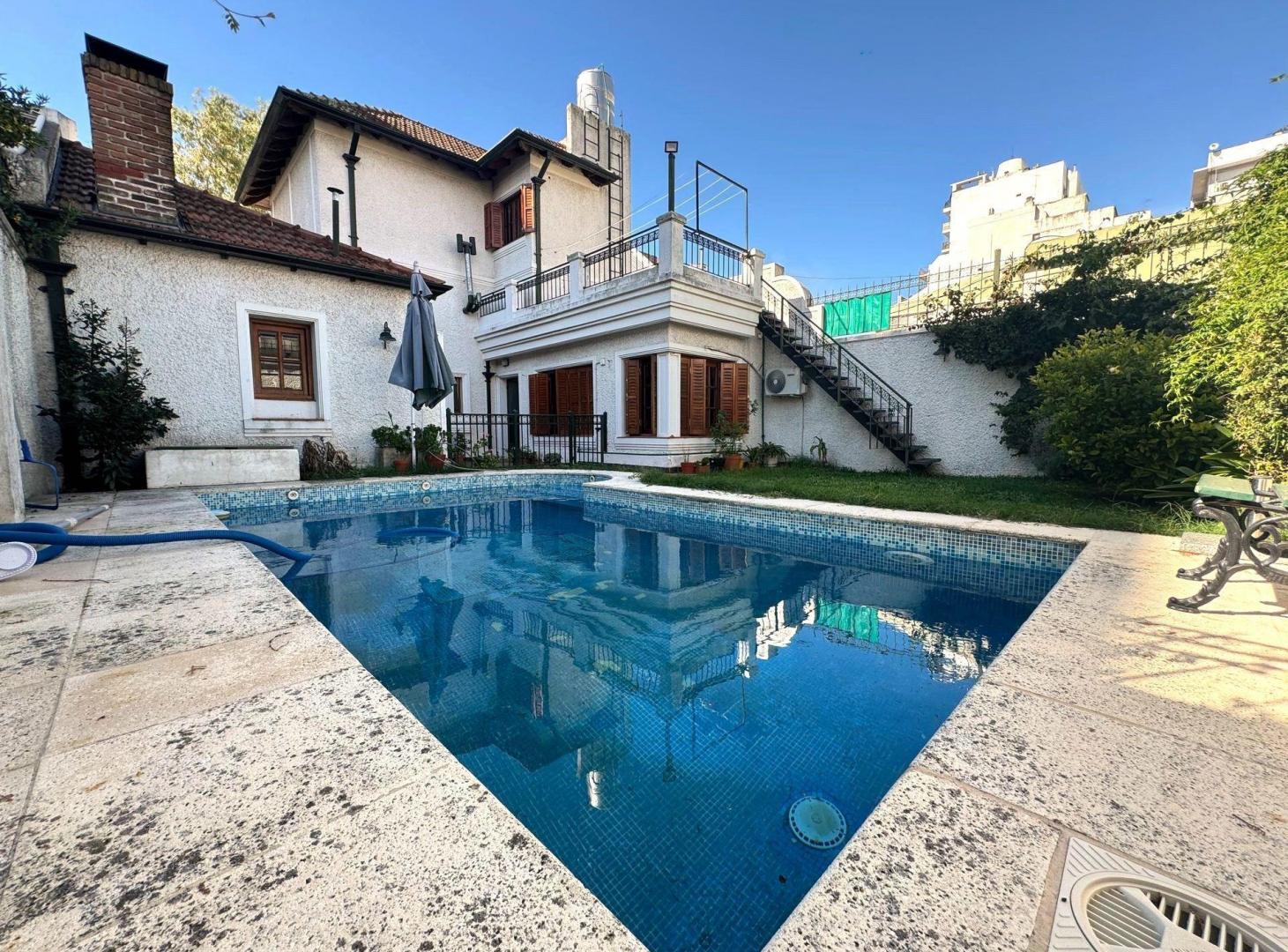 VENTA CASA 4 AMBIENTES WILDE PILETA COCHERAS