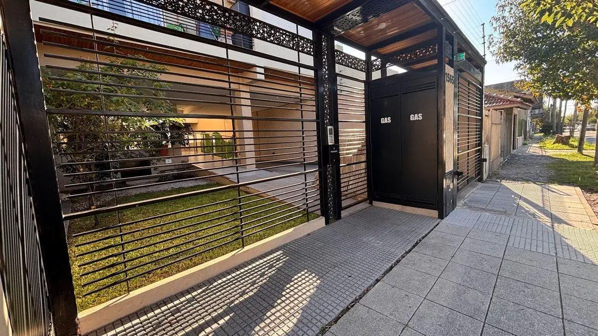 VENTA SEMIPISO 3 AMBIENTES BALCON COCHERA QUILMES 4