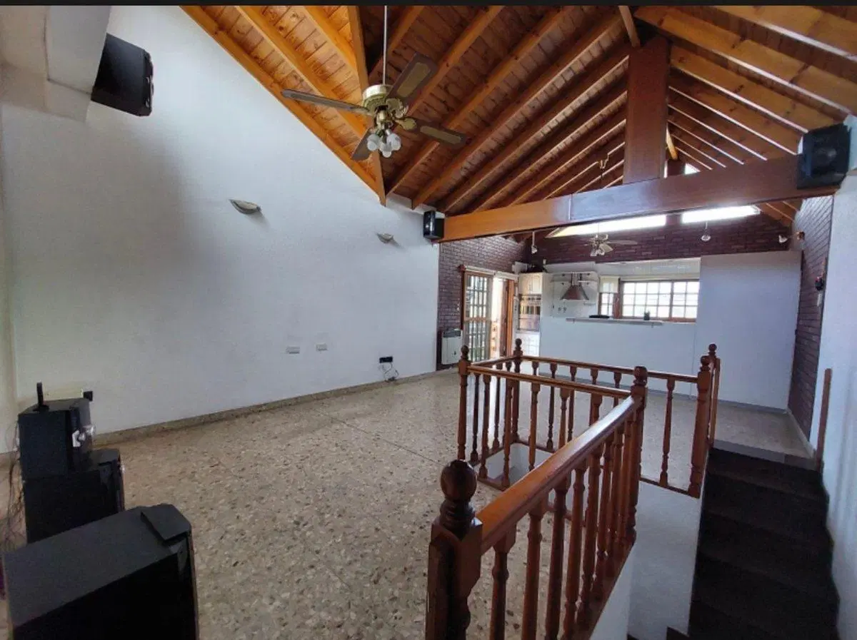 CASA EN VENTA CON PISCINA, QUINCHO, GARAGE 3 AUTOS 4