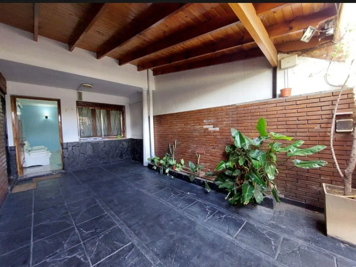 CASA EN VENTA CON PISCINA, QUINCHO, GARAGE 3 AUTOS 3