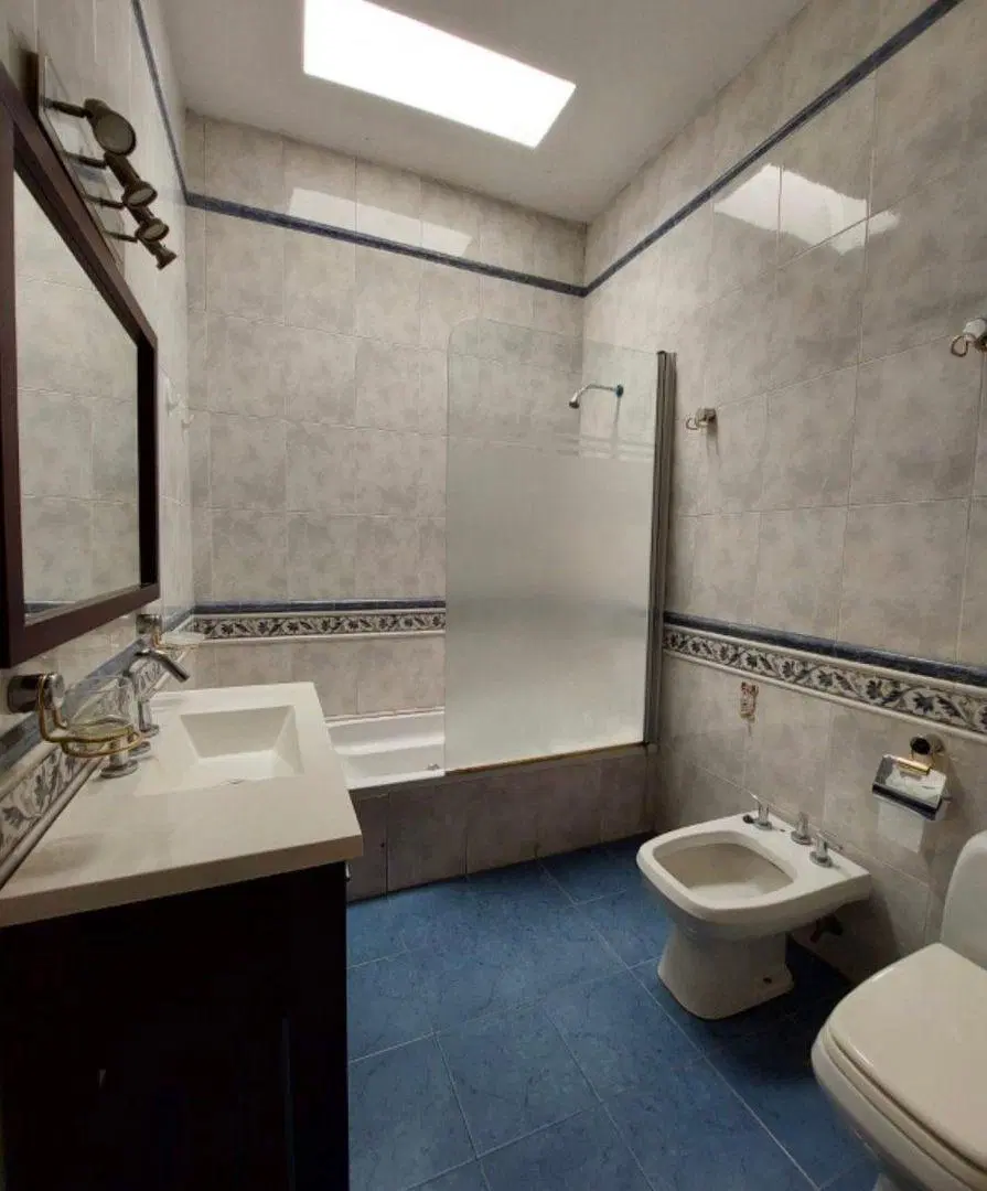 CASA EN VENTA CON PISCINA, QUINCHO, GARAGE 3 AUTOS 5