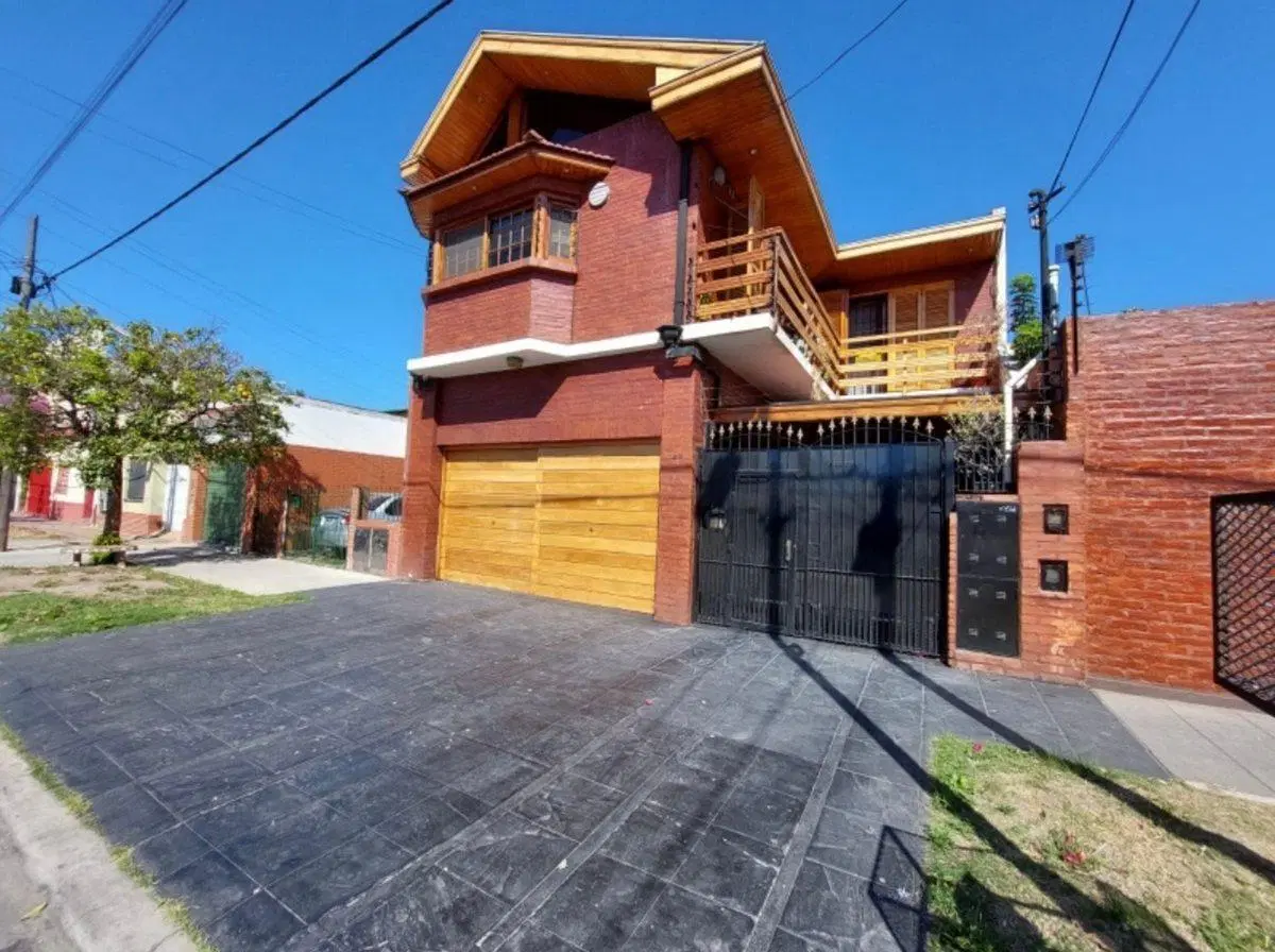 CASA EN VENTA CON PISCINA, QUINCHO, GARAGE 3 AUTOS 8