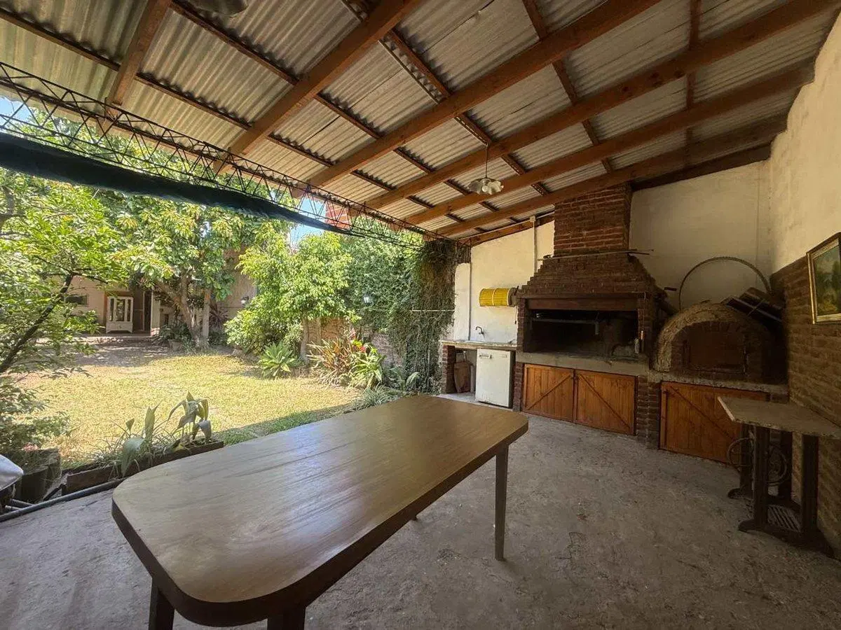 VENTA CASA 5 AMBIENTES BERNAL JARDIN COCHERA 2