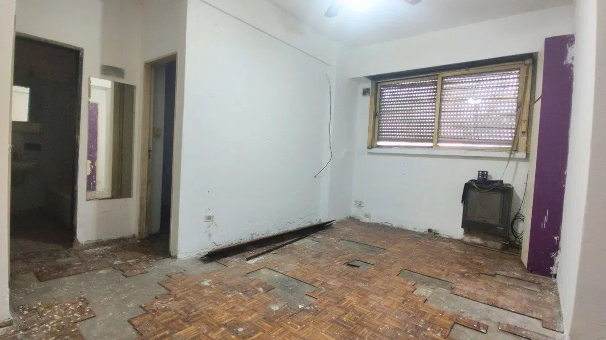 DEPARTAMENTO EN VENTA CON PATIO 2 AMB/ REFACCIONAR 3