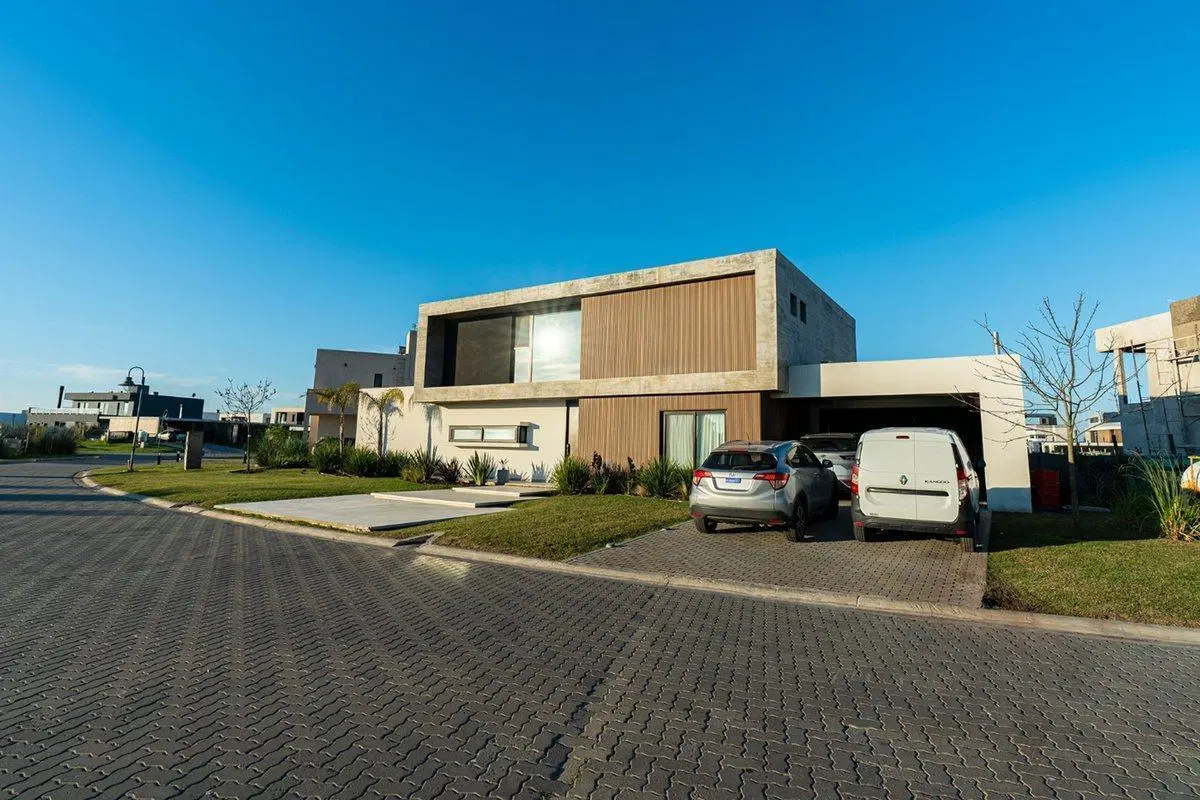 CASA EN VENTA VILLALOBOS 5 AMBIENTES AL LAGO 2