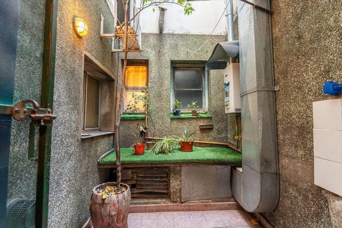 VENTA DEPARTAMENTO 2 AMBIENTES CON PATIO BARRACAS 5