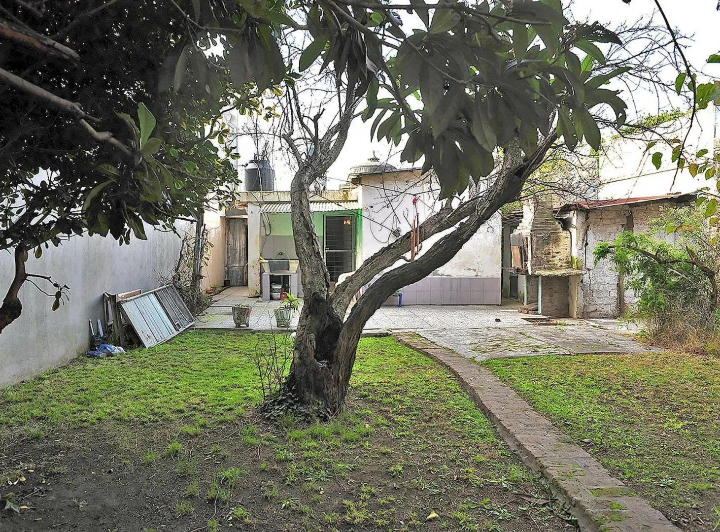 VENTA CASA CON FONDO JARDIN Y COCHERA BERAZATEGUI 5
