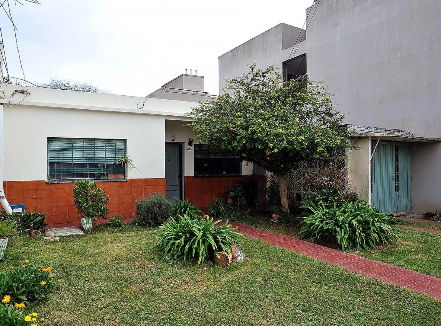 VENTA CASA CON FONDO JARDIN Y COCHERA BERAZATEGUI 2