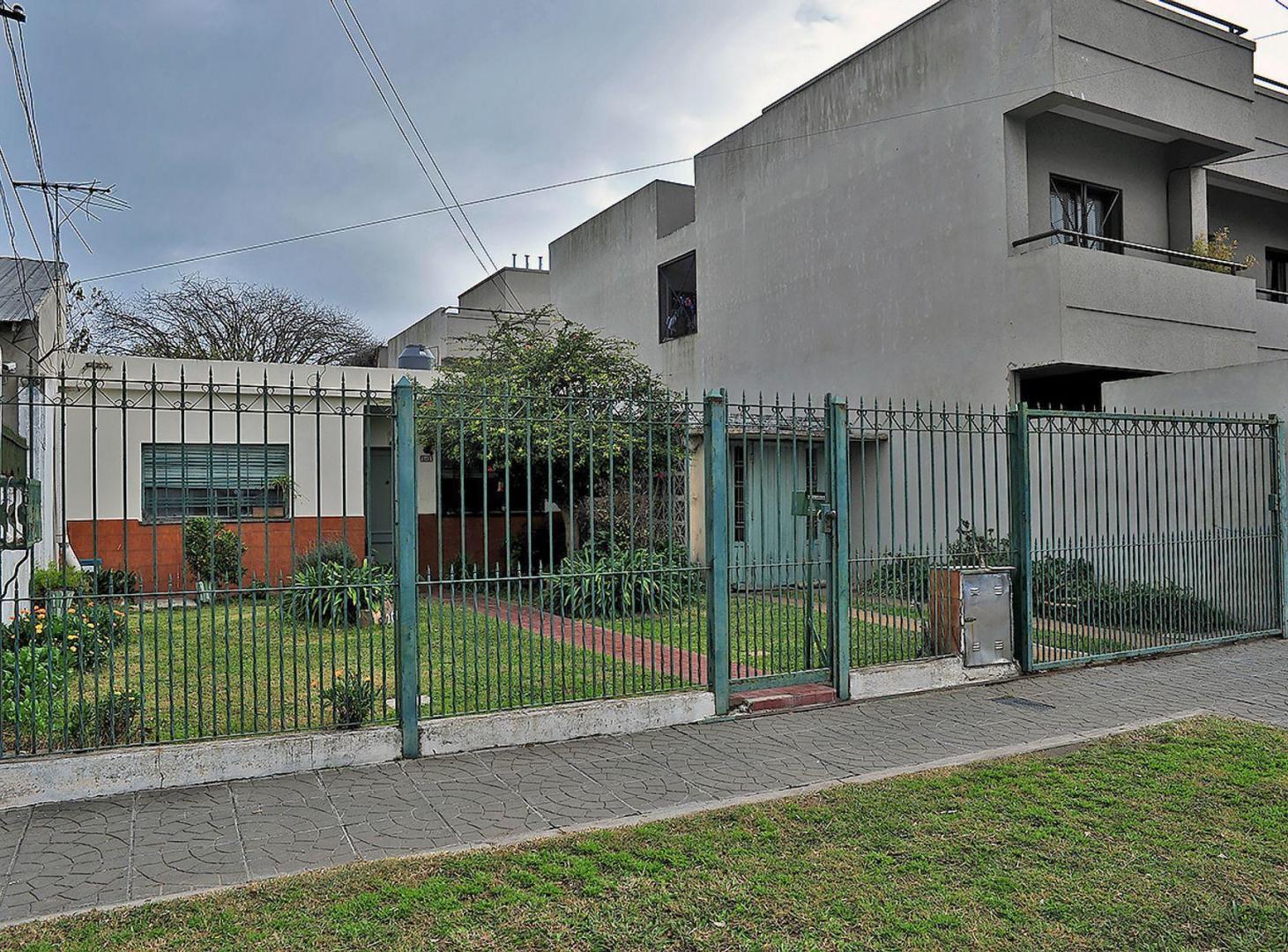 VENTA CASA CON FONDO JARDIN Y COCHERA BERAZATEGUI