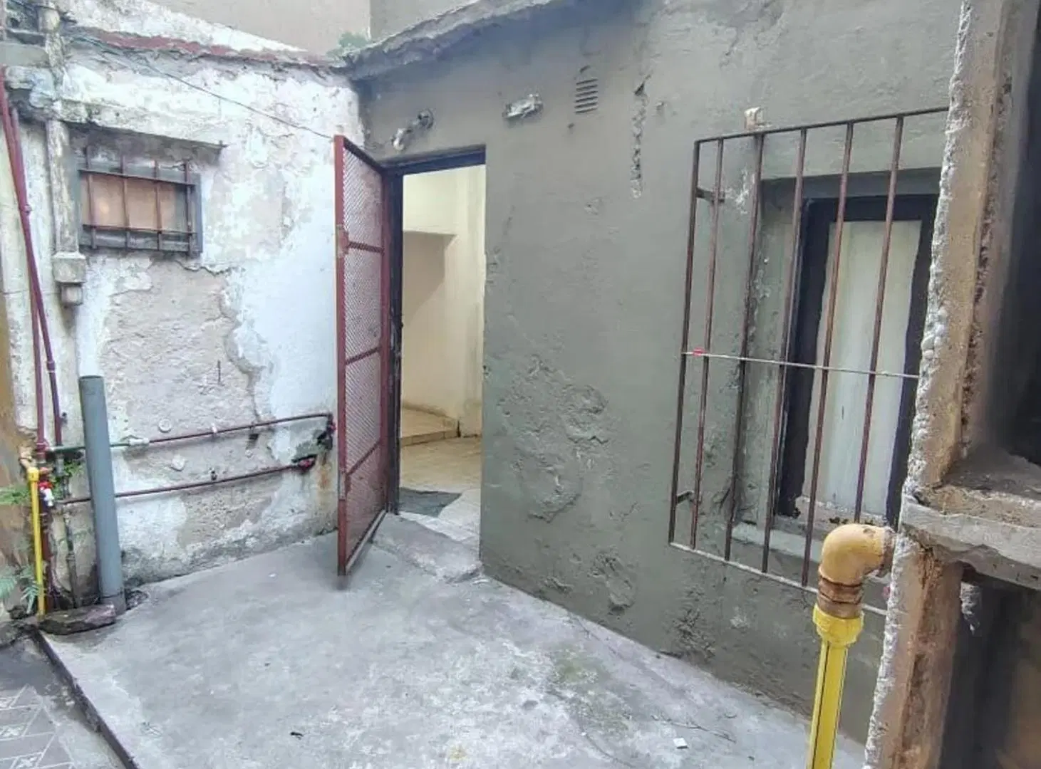 Venta PH con patio a refaccionar sin expensas 8