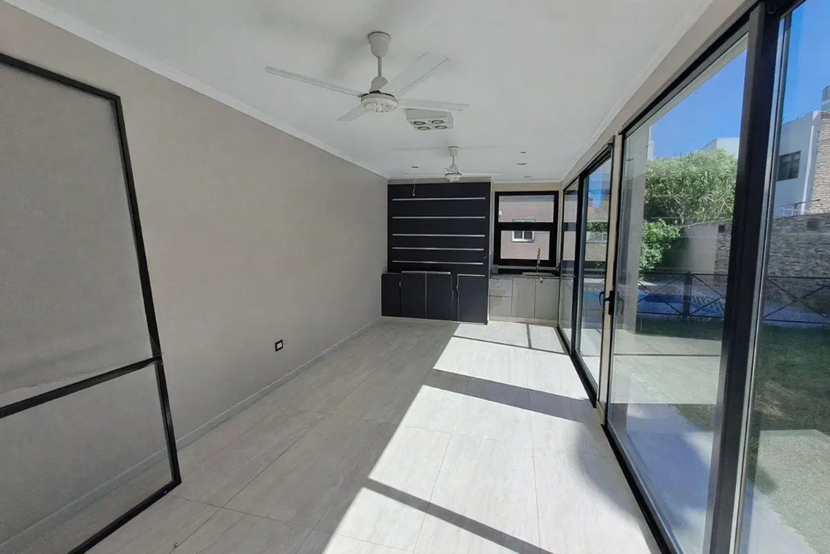 venta casa 4 ambientes con jardín quincho y pileta 5