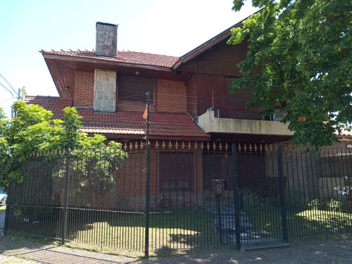 VENTA CASA 4 AMBIENTES CON DOS COCHERAS EN QUILMES 2