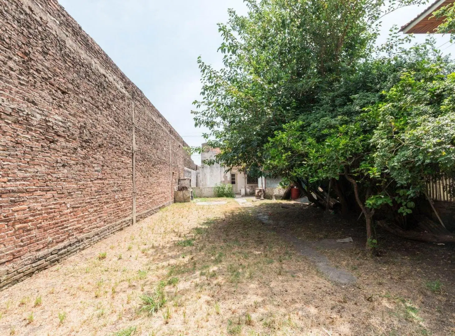 OPORTUNIDAD Casa en venta a reciclar, amplio lote 4