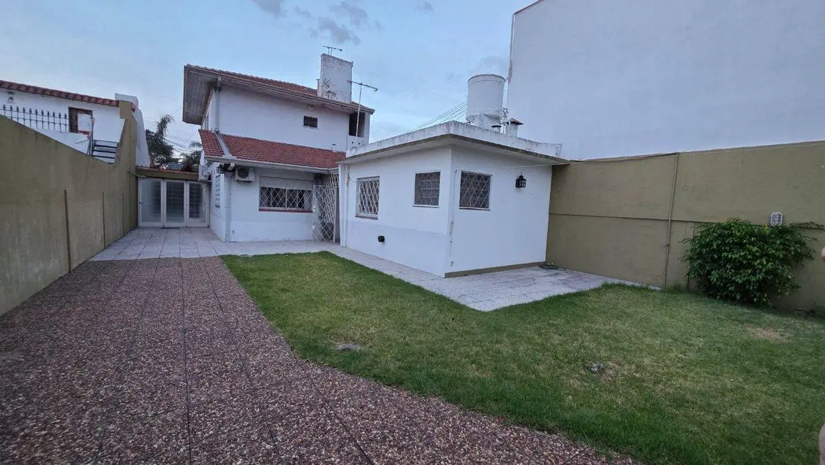 VENTA CASA 4 AMBIENTES BERNAL 3