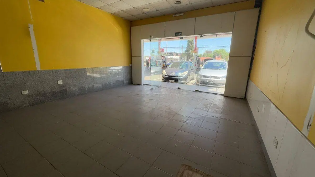 Alquiler Local de 51m2  en Pilar 5