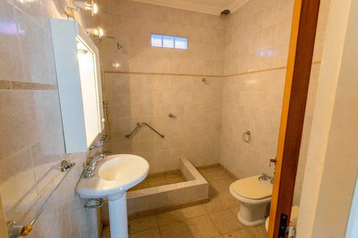 VENTA SARANDI  CASA 5 AMB PATIO + COCHERA 5