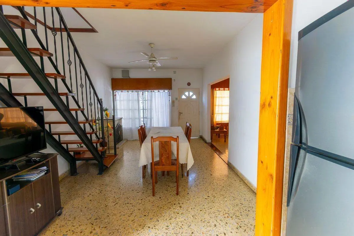 VENTA SARANDI  CASA 5 AMB PATIO + COCHERA 2
