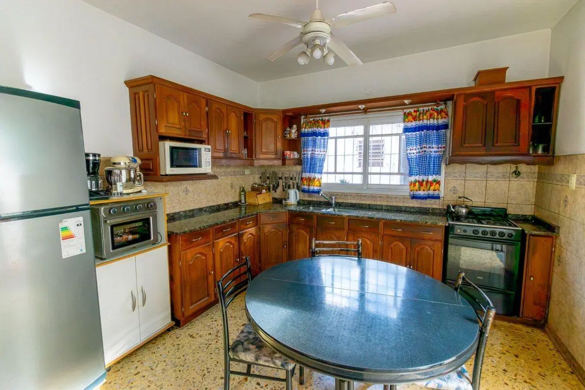 VENTA SARANDI  CASA 5 AMB PATIO + COCHERA 3