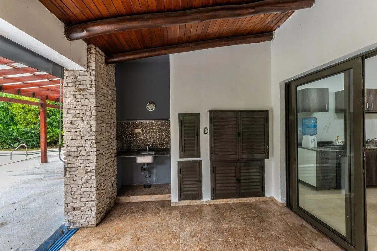 VENTA CASA CON PILETA Y PARQUE FINCAS DE IRAOLA 2 4