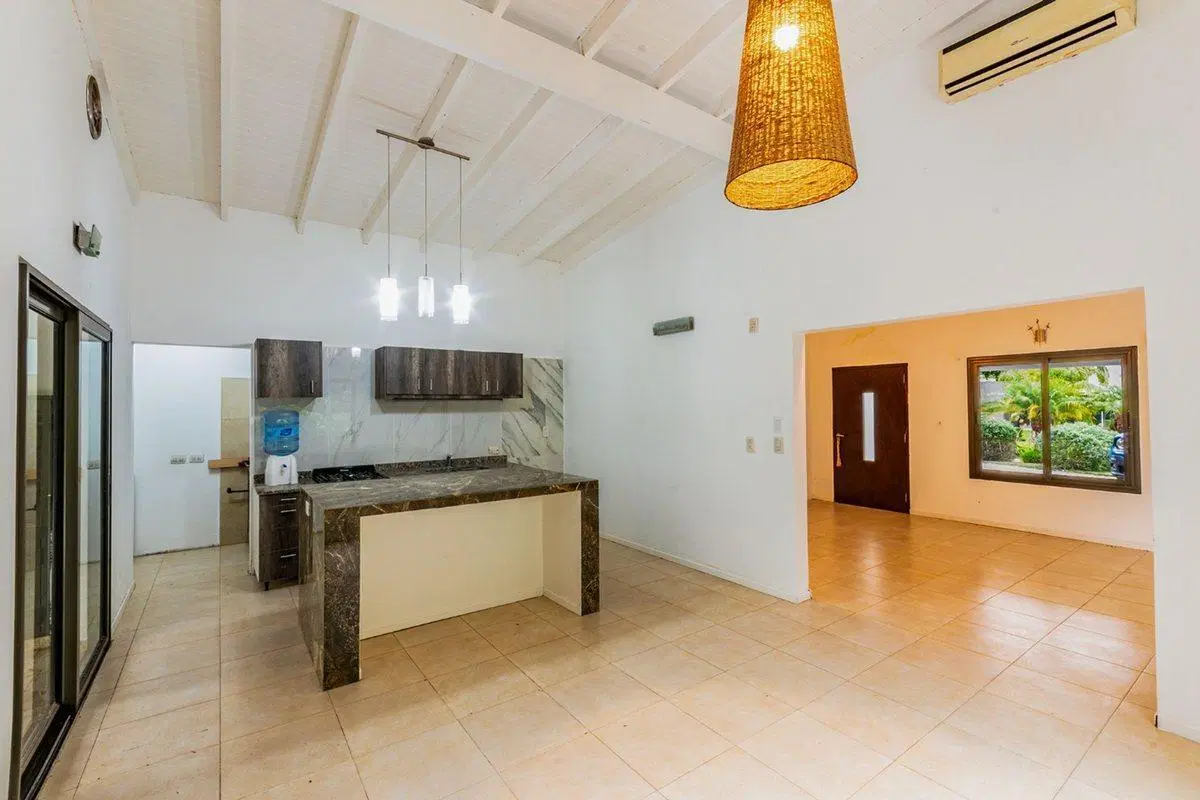 VENTA CASA CON PILETA Y PARQUE FINCAS DE IRAOLA 2 5