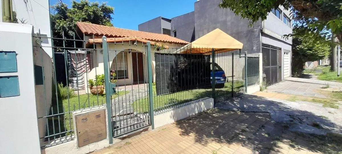 VENTA CASA 2 AMB CON PATIO Y COCHERA AVELLANEDA 2