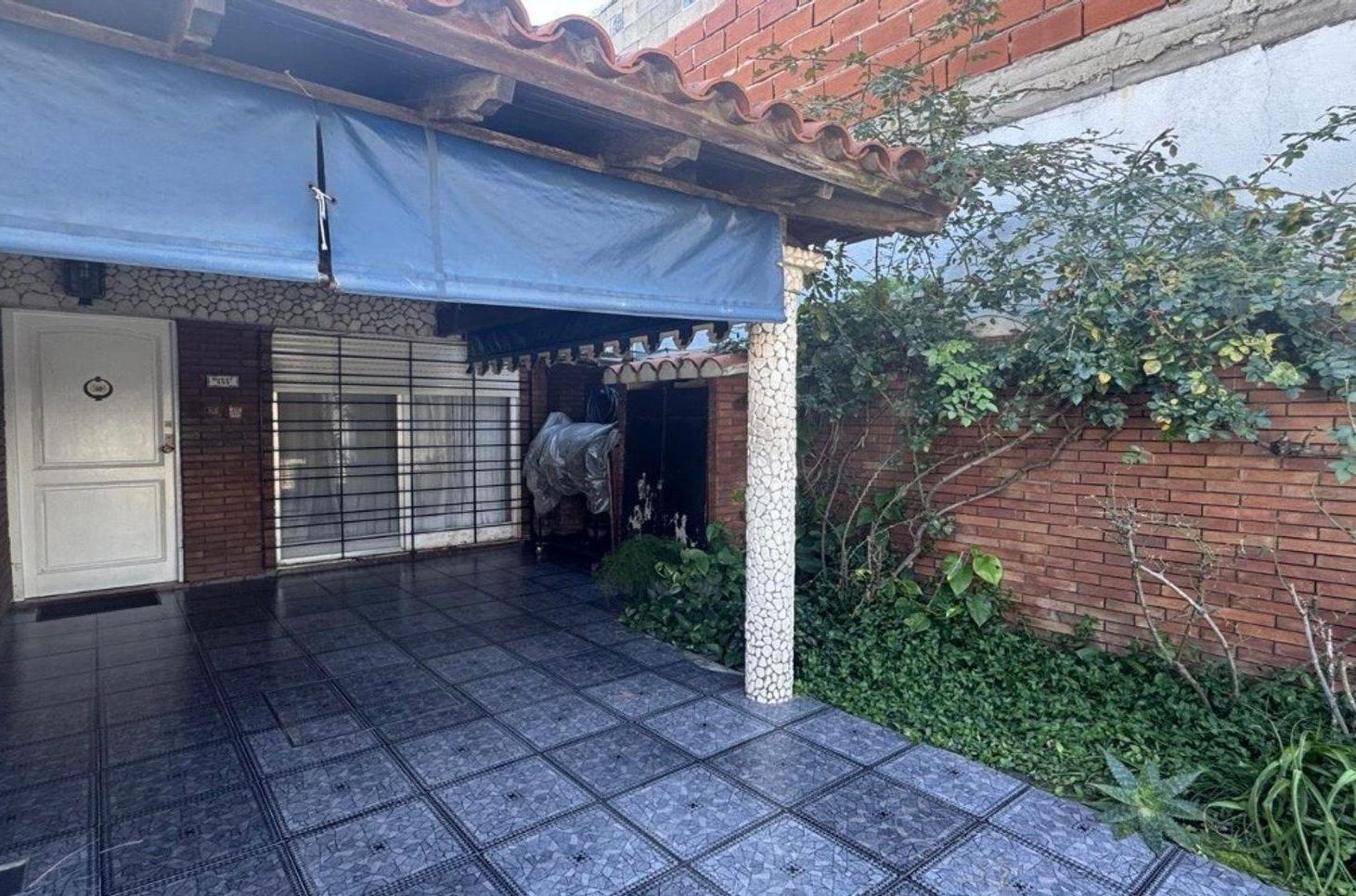 VENTA DE CASA EN SARANDI 3 AMBIENTES CON GARAGE