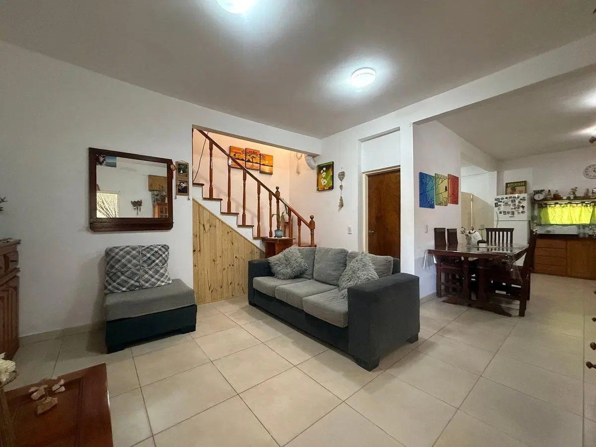 VENTA CASA 5 AMBIENTES BERNAL JARDIN COCHERA 5