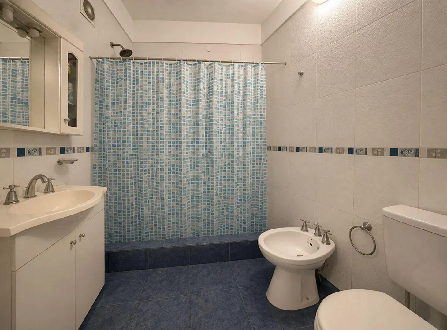 VENTA CASA 5 AMBIENTES BERNAL JARDIN COCHERA 4