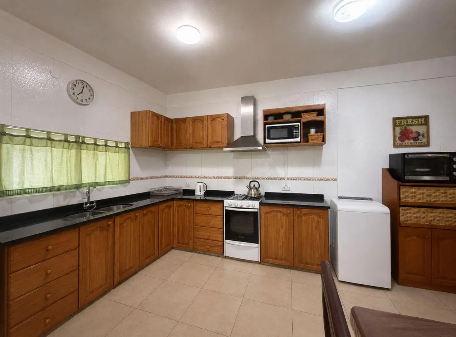 VENTA CASA 5 AMBIENTES BERNAL JARDIN COCHERA 3