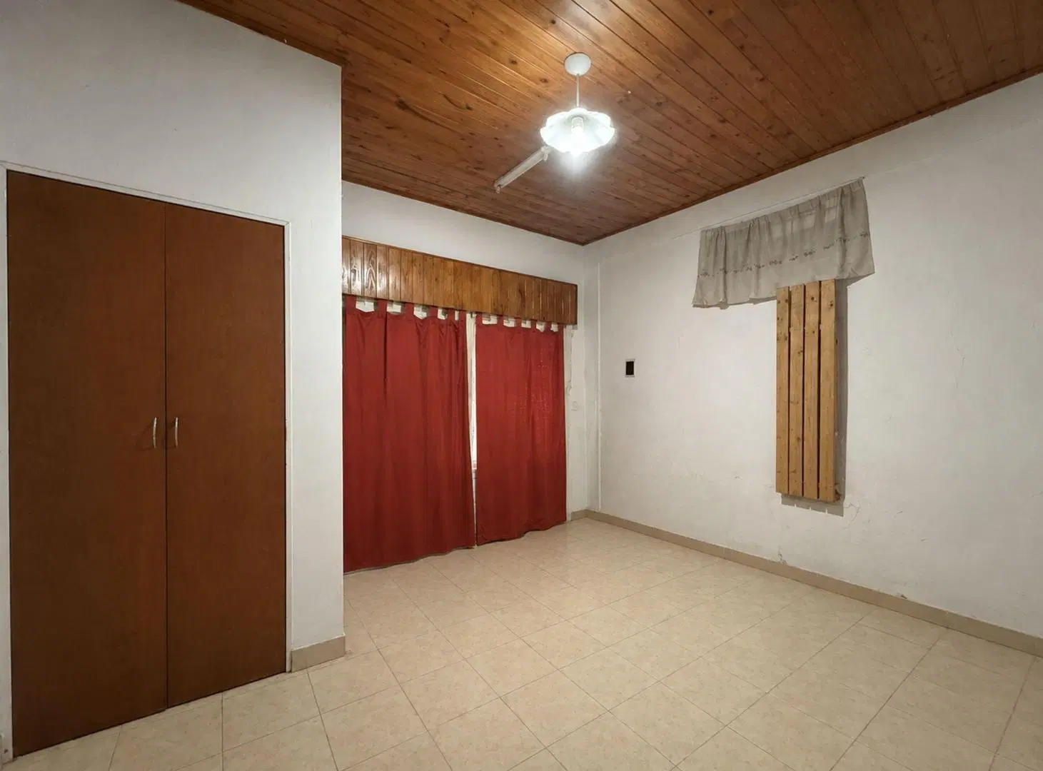 VENTA CASA 5 AMBIENTES BERNAL JARDIN COCHERA 2