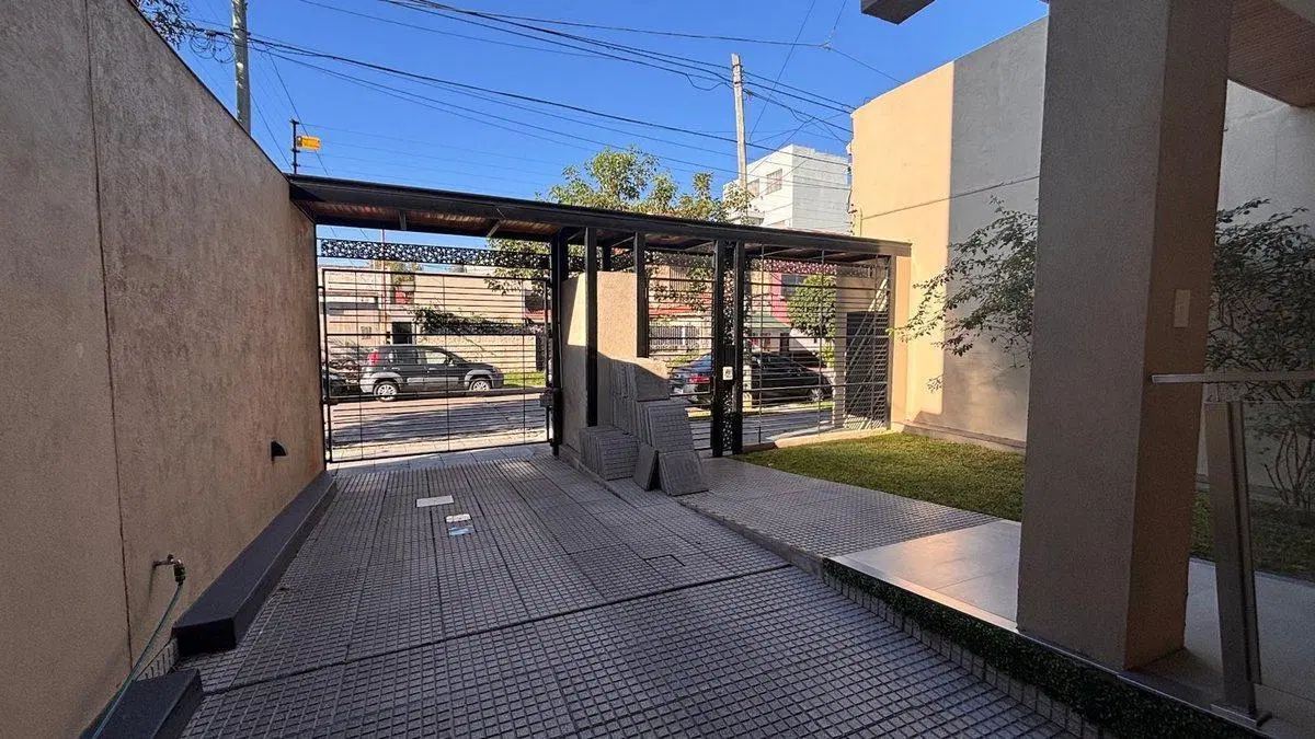 VENTA SEMIPISO 3 AMBIENTES BALCON COCHERA QUILMES 5