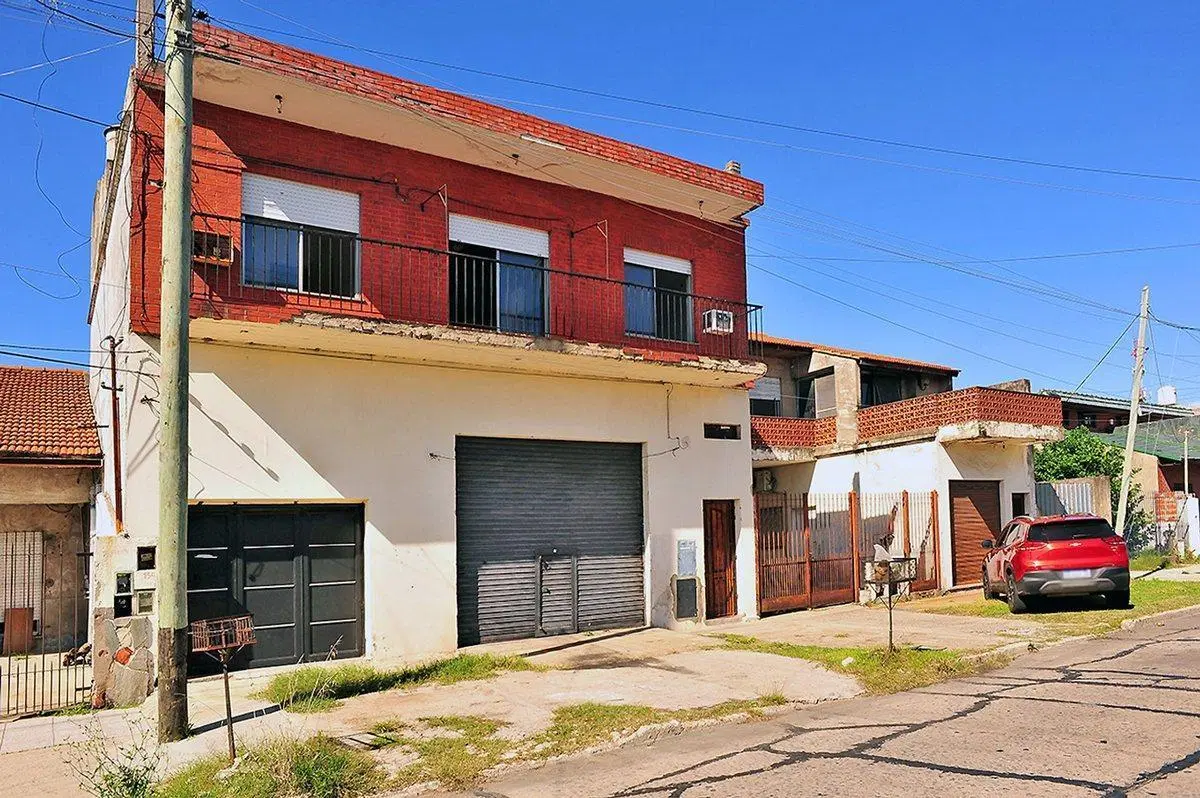 VENTA GALPON  CON BAÑO Y FONDO EN VILLA DOMINICO 4