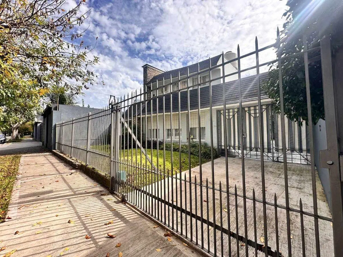 Venta casa 5 ambientes c/parque en Temperley 3
