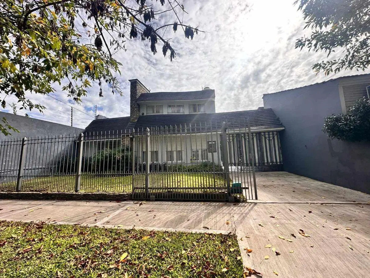 Venta casa 5 ambientes c/parque en Temperley 5