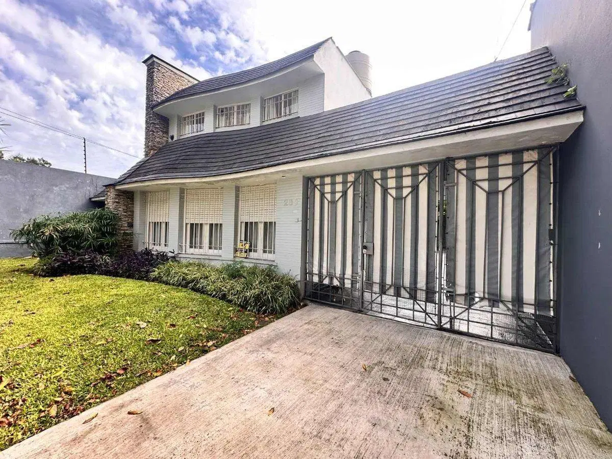 Venta casa 5 ambientes c/parque en Temperley 2