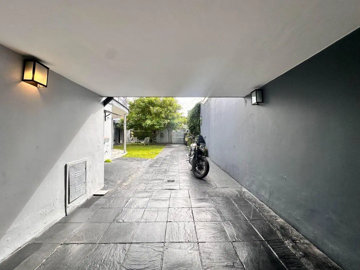 Venta casa 5 ambientes c/parque en Temperley 4