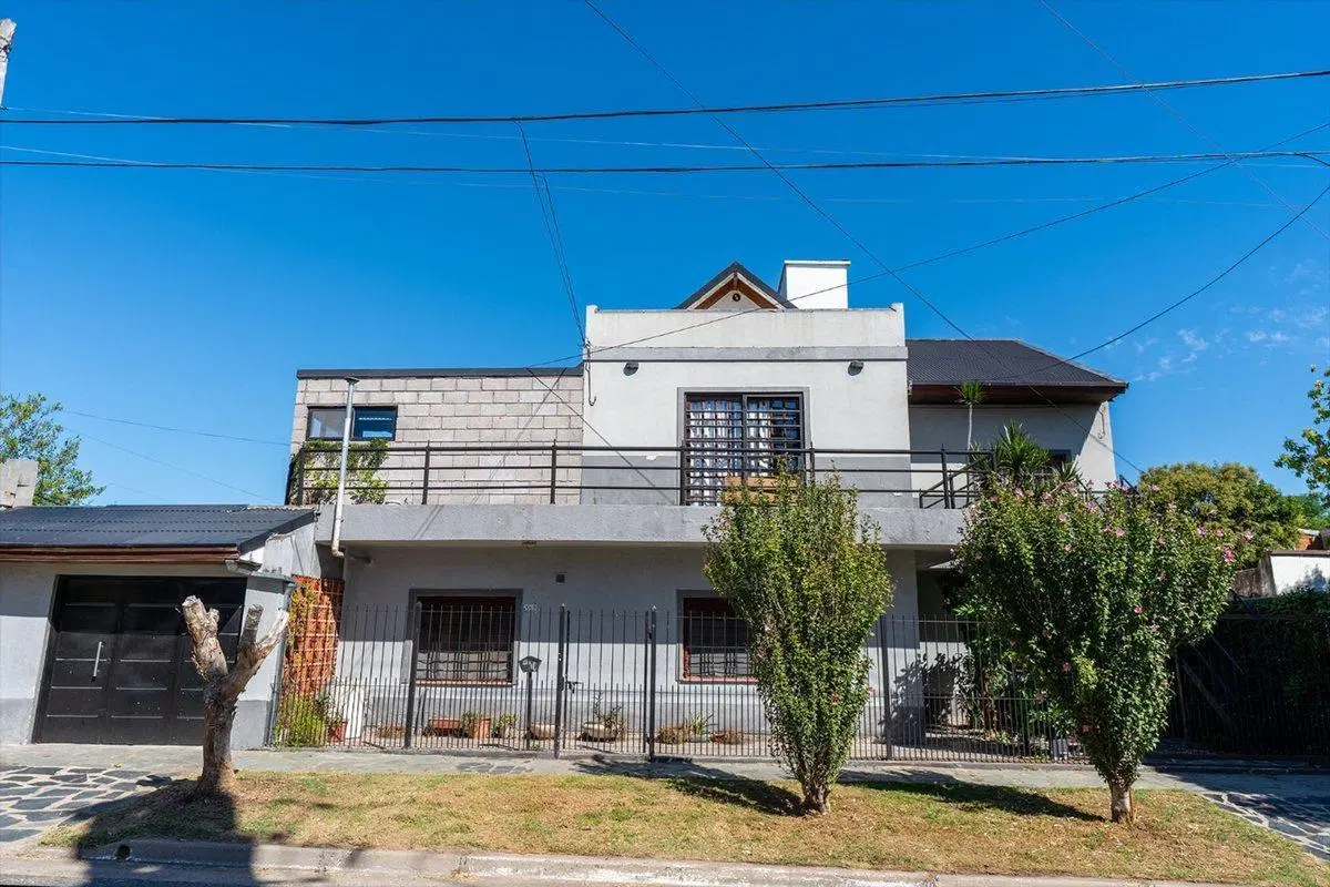 VENTA CASA 3 AMB  QUILMES COCHERA PATIO 8